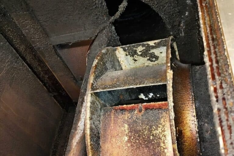 Snavset ventilationsanlæg der trænger til rens